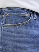 Short de denim azul de corte recto, con cinco bolsillos y ruedo doblado.