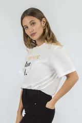 Remera verde militar con estampado de letras y animal print.