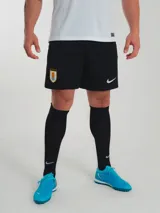Short de fútbol Nike de la selección uruguaya, modelo alternativo. Color negro con escudo de la AUF bordado y logo de Nike estampado en blanco.