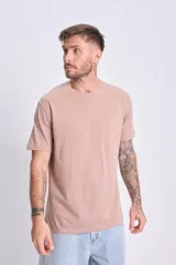 Remera manga corta color taupe con bordado abstracto en el pecho.