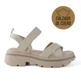 Sandalias de cuero color beige con plataforma track y tiras cruzadas.