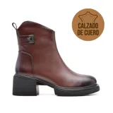 Bota corta negra de cuero, con caña baja, hebilla lateral y taco cuadrado.