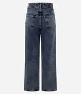 Pantalón de jean, modelo recto, con bolsillos delanteros y traseros.