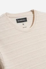 Remera de manga corta color crudo con textura de rayas horizontales y bordado en el pecho.