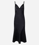 Vestido midi de satén negro con textura jacquard, escote en V, tirantes finos regulables y godets en el ruedo.