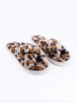 Pantuflas abiertas con estampado animal print en tonos marrones y beige, con base color crema.