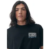 Remera negra de mangas cortas con cuello redondo y estampado del logo de Quiksilver en el pecho.