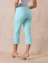 Pantalón capri blanco de algodón, marca Ruby Rd. Delantera con bolsillos simulados, trasera con bolsillos aplicados. Pretina ancha elastizada, corte recto Terminación de ruedo con aplique entrelazado.