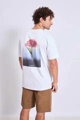 Bermuda color verde militar con cintura ajustable con cordón.