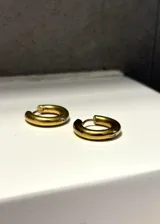 Par de aros tipo argolla de acero inoxidable dorado con acabado PVD de titanio.
