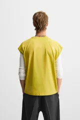 Musculosa gris de corte holgado con cuello redondo y sisas amplias. Tiene un efecto lavado que le da una apariencia única.
