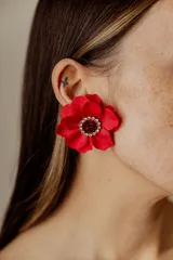 Aros de tela con forma de flor roja y centro de resina con strass.