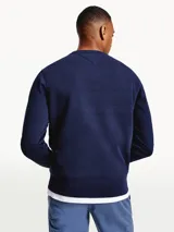 Buzo de cuello redondo en color azul con logo gráfico de Tommy Hilfiger en el pecho y detalles distintivos.