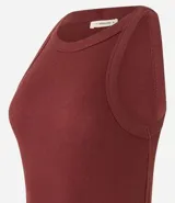 Musculosa blanca de algodón con cuello redondo y sisas anchas.