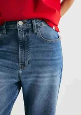 Pantalón de jean celeste de corte recto y cintura alta.