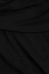 Top negro ajustado de punto elástico con hombros descubiertos, mangas largas, escote ancho con doblez y laterales fruncidos.