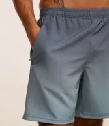 Bermuda deportiva masculina, color verde azulado con efecto degradé, cintura elástica con cordón de ajuste interno y forro de tela.