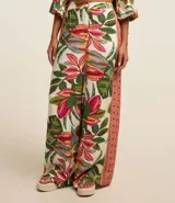 Pantalón pantalona de viscosa con estampado tropical y recorte lateral estilo étnico.