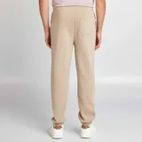 Pantalón de jogging regular color beige, con corte cómodo.