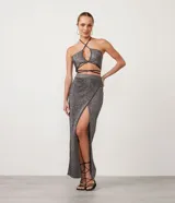 Blusa cropped de punto plateada con escote halter, tirantes finos cruzados en el pecho y la nuca, y lazo en la cintura.