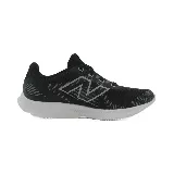 Zapatillas deportivas New Balance negras con logo plateado y suela blanca.