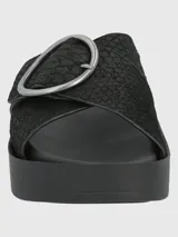 Sandalia negra con plataforma, tiras cruzadas con textura y hebilla circular plateada.