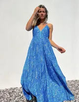Vestido largo de tirantes finos con estampado paisley en tonos azules y dorados.