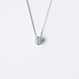 Gargantilla de plata con dije circular con circonia engarzada.