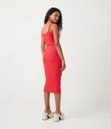 Vestido midi acanalado color celeste, con escote cuadrado y tirantes medios. Confeccionado en algodón sostenible con elastano para mayor comodidad y ajuste.