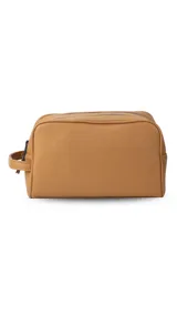 Neceser unisex de símil cuero color camel, con forma rectangular y asa lateral. Presenta un bolsillo frontal con cierre vertical y un compartimento principal con cierre superior.