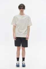 Remera azul con estampado en la espalda de una cancha de ping pong con raquetas y pelota, y la leyenda "Wellness Magic".