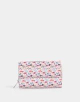 Billetera de cuerina color crema con estampado de flores rosas. Tiene solapa con broche y cierre circundante con puller.