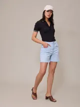 Short de jean elastizado color celeste, tiro alto y corte clásico.