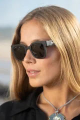 Lentes de sol Vulk modelo Katleen, de acetato color negro mate, con lentes polarizados y logo de la marca en el lateral.