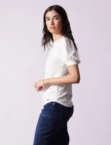 Remera de modal negra, marca Tahari, con cuello redondo y mangas cortas abullonadas con puño.