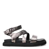 Sandalias plateadas con tiras cruzadas y hebilla al tobillo. Plataforma plana con suela de goma negra.
