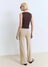 Pantalón largo de punto fino color beige, de corte recto y con cordón ajustable en la cintura.