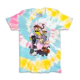 Remera unisex con estampado de Lisa Simpson rodeada de gatos con gafas de sol, sobre un fondo tie-dye en tonos rosa, celeste y amarillo.