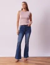 Jean bootcut de tiro alto, marca Harmony & Havoc. Modelo de pierna recta y terminación bootcut. Pretina con pasadores, botón y cierre. Delantera y trasera con bolsillos.