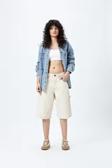 Bermuda carpenter de denim negro, corte relajado y largo a la rodilla, con costuras visibles y múltiples bolsillos funcionales.