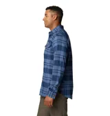 Camisa de franela Columbia para hombre, a cuadros en tonos negro, gris, beige y blanco. Confeccionada en algodón con elastano para mayor comodidad y flexibilidad. Cuenta con cuello abotonado, cierre frontal con botones, dos bolsillos en el pecho con cierre de botón y puños abotonados.
