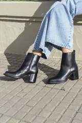 Botas cortas color marrón de cuero gamuzado, con punta cuadrada y cierre lateral.