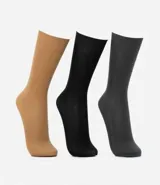 Kit de tres pares de medias de vestir lisas, confeccionadas en poliamida. Incluye un par color piel, un par negro y un par gris oscuro.