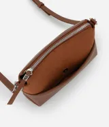 Cartera de hombro pequeña marca Satinato, color marrón, con diseño dividido en dos texturas: parte superior aterciopelada (suede sintético) y parte inferior lisa de cuero sintético. Cuenta con bolsillo delantero amplio, asa ajustable y desmontable con herrajes metálicos plateados, y cierre superior con cremallera y tirador alargado.