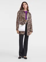 Bandolera Longchamp modelo Le Roseau XS, color blanco.