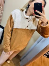 Canguro marrón con cuello redondo y botones de madera.