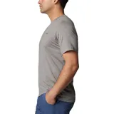 Remera gris de manga corta con logo de Columbia en el pecho.