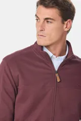 Campera de felpa verde oscuro con cuello alto y cierre frontal.