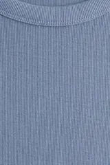 Remera entallada de punto acanalado en mezcla de algodón y modal.