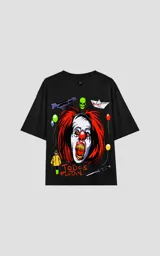 Remera negra de corte oversize con estampado del payaso Pennywise de la película IT, un cráneo verde, un barco de papel, globos y la frase "Todos Flotan".